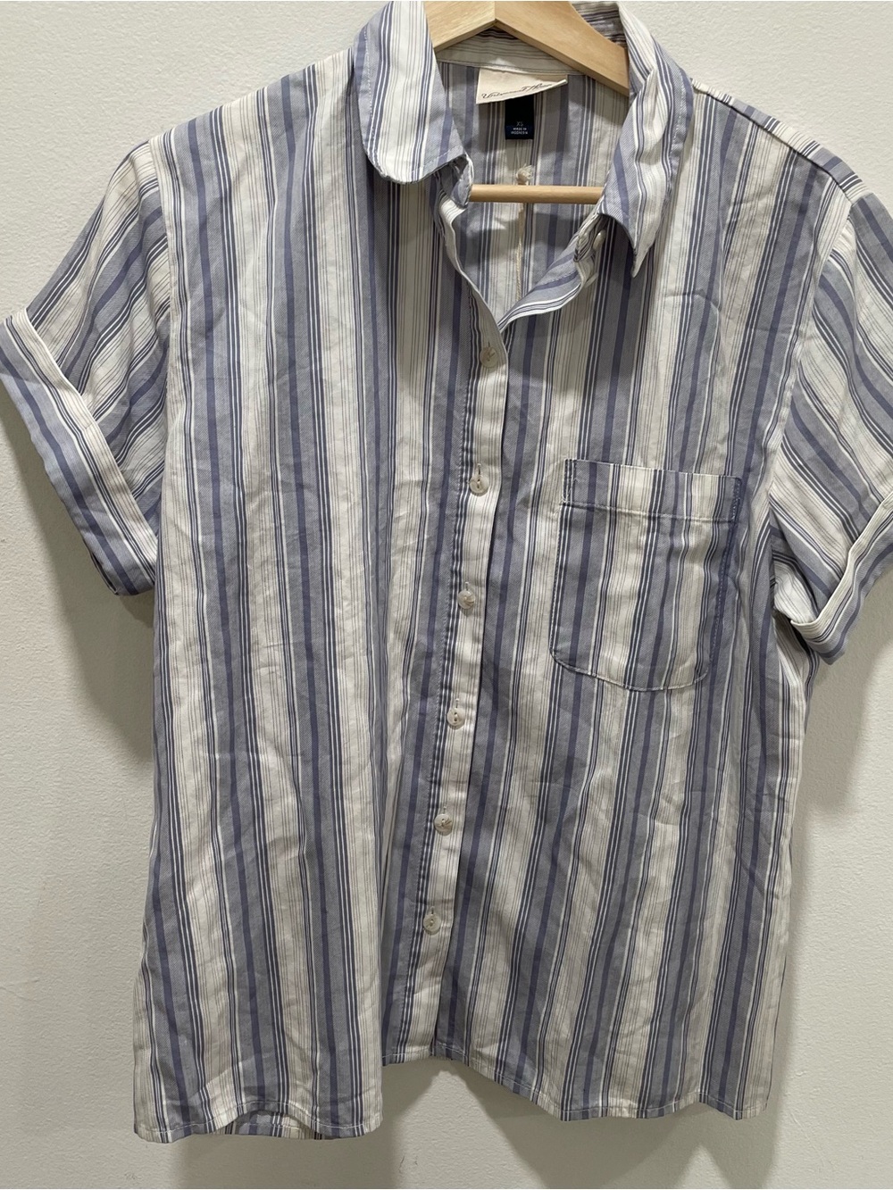 Universal Thread Blue and White Striped Casual Button-Down Shirt